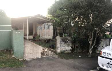 Imagem: A casa possui 3 Dormitórios, 1 Banheiro, 1 Vaga na garagem