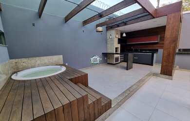 Imagem: A casa e possui 3 Dormitórios, Suítes, 2 Banheiros, 2 Vagas