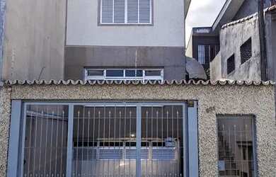 Imagem: A casa possui 3 Dormitórios, 2 Banheiros, 4 Vagas na garagem