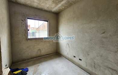 Imagem: A casa possui 3 Dormitórios, 1 Banheiro, 1 Vaga na garagem