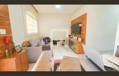 Imagem: A casa possui 3 Dormitórios, 2 Banheiros, 4 Vagas na garagem