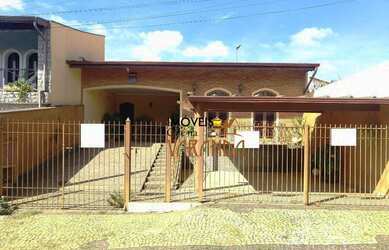 Imagem: A casa possui 3 Dormitórios, 2 Banheiros, 4 Vagas na garagem