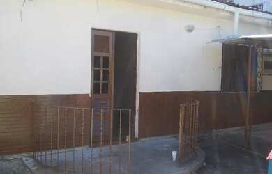 Imagem: A casa possui 3 Dormitórios, 1 Banheiro e está localizado