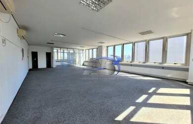 Imagem: O depósito possui 1 Vaga na garagem, 102m² de Área e está