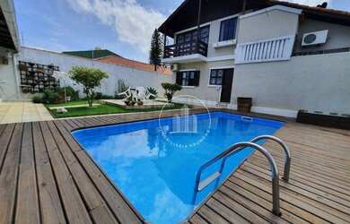 Imagem: A casa possui 3 Dormitórios, 2 Banheiros, 2 Vagas na garagem