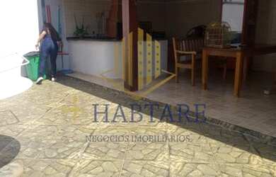 Imagem: A casa possui 4 Dormitórios, 4 Banheiros, 5 Vagas na garagem