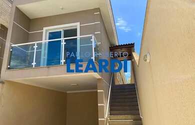 Imagem: A casa possui 3 Dormitórios, 1 Banheiro, 3 Vagas na garagem