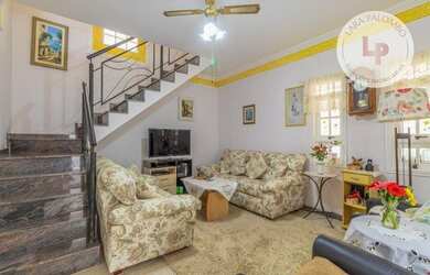 Imagem: A casa em condomínio possui 3 Dormitórios, 1 Banheiro, 2 Vagas