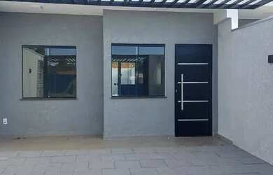 Imagem: A casa possui 2 Dormitórios, 1 Banheiro, 2 Vagas na garagem