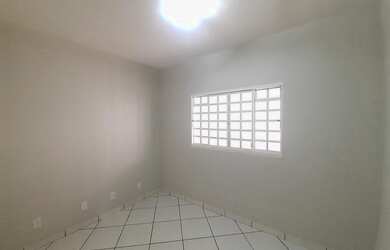 Imagem: A casa possui 4 Dormitórios, 2 Banheiros, 2 Vagas na garagem