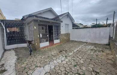 Imagem: A casa possui 2 Dormitórios, 1 Banheiro, 2 Vagas na garagem