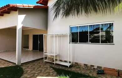 Imagem: A casa possui 3 Dormitórios, 1 Banheiro, 1 Vaga na garagem