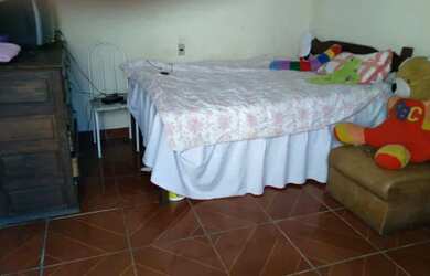 Imagem: A casa possui 4 Dormitórios, 2 Banheiros, 1 Vaga na garagem