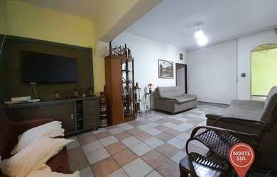 Imagem: A casa possui 3 Dormitórios, 2 Banheiros, 4 Vagas na garagem