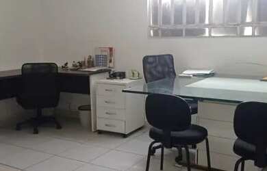 Imagem: A casa possui 3 Dormitórios, 2 Banheiros, 5 Vagas na garagem