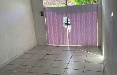 Imagem: A casa possui 1 Dormitório, 1 Banheiro, 1 Vaga na garagem