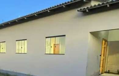 Imagem: A casa possui 2 Dormitórios, 1 Banheiro, 2 Vagas na garagem