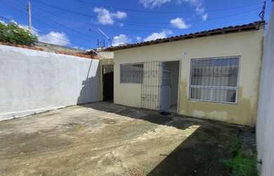 Imagem: A casa possui 2 Dormitórios, 1 Banheiro, 2 Vagas na garagem