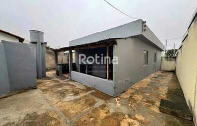 Imagem: A casa possui 3 Dormitórios, 1 Banheiro, 3 Vagas na garagem