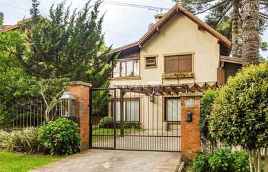 Imagem: A casa possui 4 Dormitórios, 2 Banheiros, 2 Vagas na garagem