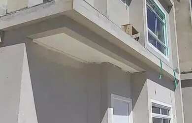 Imagem: A casa possui 3 Dormitórios, 2 Banheiros, 2 Vagas na garagem