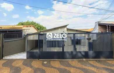 Imagem: A casa possui 4 Dormitórios, 2 Banheiros, 2 Vagas na garagem