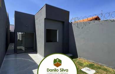 Imagem: A casa possui 2 Dormitórios, 1 Banheiro, 2 Vagas na garagem