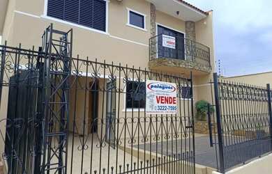 Imagem: A casa possui 3 Dormitórios, 2 Banheiros, 4 Vagas na garagem