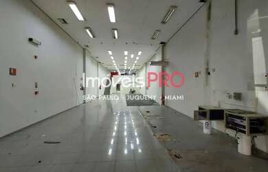 Imagem: O depósito possui 2 Vagas na garagem, 596m² de Área e está