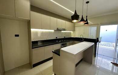 Imagem: A casa possui 3 Dormitórios, 3 Banheiros, 2 Vagas na garagem