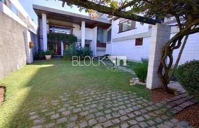 Imagem: A casa possui 4 Dormitórios, 5 Banheiros, 4 Vagas na garagem