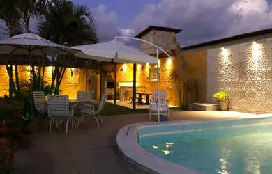 Imagem: A casa possui 3 Dormitórios, Acomodam 9 pessoas e 3 Vagas na