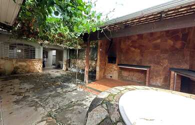 Imagem: A casa possui 4 Dormitórios, 2 Banheiros, 2 Vagas na garagem