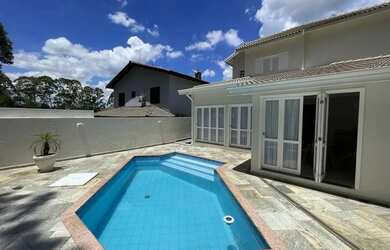 Imagem: A casa em condomínio possui 4 Dormitórios, 3 Banheiros, 5