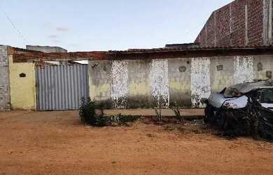 Imagem: A casa possui 2 Dormitórios, 1 Banheiro, 1 Vaga na garagem