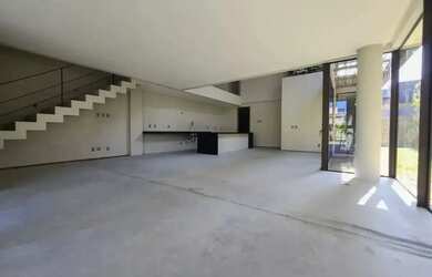 Imagem: A casa possui 5 Dormitórios, 5 Banheiros, 2 Vagas na garagem