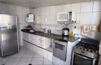 Imagem: A casa possui 3 Dormitórios, 1 Banheiro, 1 Vaga na garagem