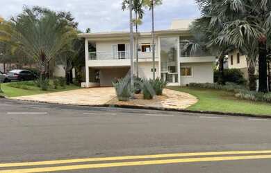Imagem: A casa em condomínio possui 4 Dormitórios, 3 Banheiros, 5