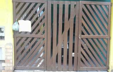 Imagem: A casa possui 2 Dormitórios, 1 Banheiro, 2 Vagas na garagem