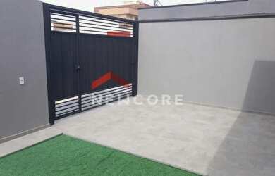 Imagem: A casa possui 3 Dormitórios, 2 Banheiros, 2 Vagas na garagem