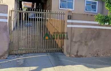 Imagem: A casa possui 3 Dormitórios, 2 Banheiros, 2 Vagas na garagem