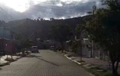 Imagem: A casa possui 3 Dormitórios, 4 Banheiros, 3 Vagas na garagem