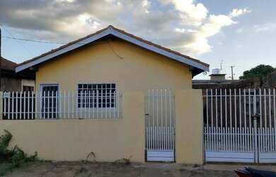 Imagem: A casa para alugar possui 2 Dormitórios, 1 Banheiro e 2 Vagas