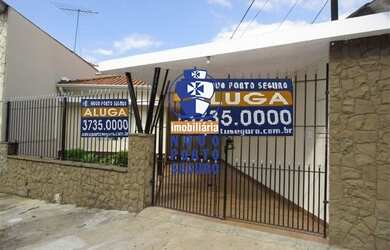 Imagem: A casa possui 3 Dormitórios, 1 Banheiro, 2 Vagas na garagem