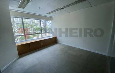 Imagem: O depósito possui 5 Vagas na garagem e 490m² de Área e está