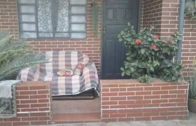 Imagem: A casa possui 2 Dormitórios, 1 Banheiro, 2 Vagas na garagem