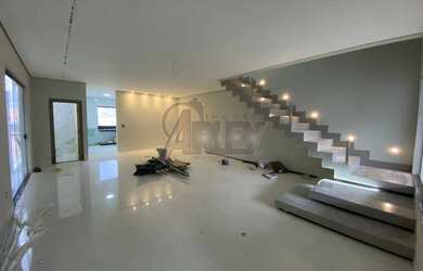 Imagem: A casa possui 3 Dormitórios, 2 Banheiros, 4 Vagas na garagem