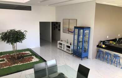 Imagem: A casa possui 3 Dormitórios, 2 Banheiros, 2 Vagas na garagem