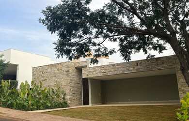 Imagem: A casa em condomínio possui 4 Dormitórios, 5 Banheiros, 3