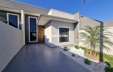 Imagem: A casa possui 3 Dormitórios, 2 Banheiros, 2 Vagas na garagem